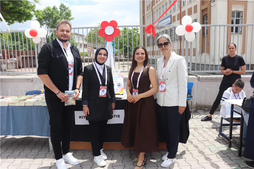 Bu kitabın 100 yazarı var