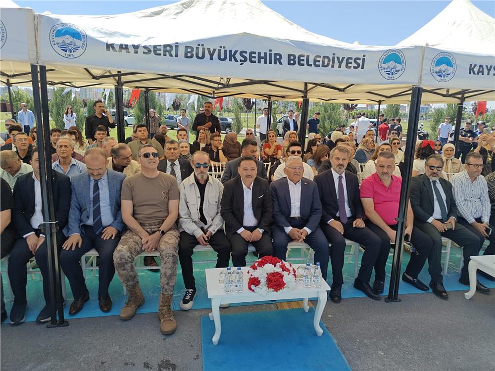 Bu sergide eserlerin kokusu misafirleri karşıladı Bu sergide eserlerin kokusu misafirleri karşıladı