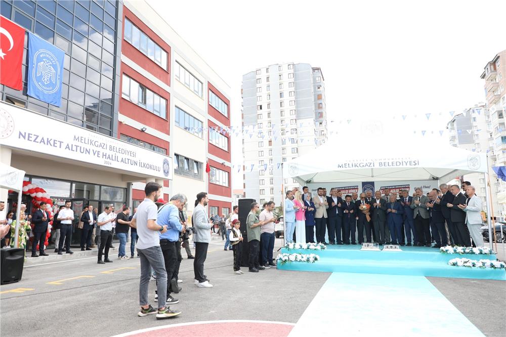 Eğitimde rekor kıran Melikgazi Belediyesi, 3 okulu daha hizmete açtı Eğitimde rekor kıran Melikgazi Belediyesi, 3 okulu daha hizmete açtı