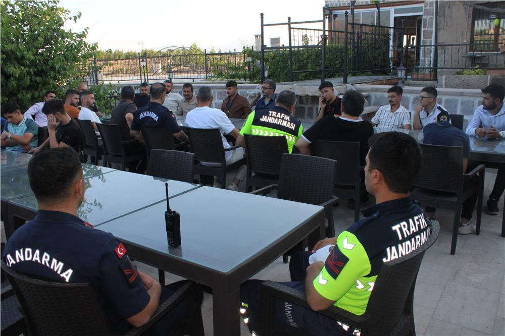 Jandarma Ağırnaslı gençleri uyuşturucuya karşı bilgilendirdi Jandarma Ağırnaslı gençleri uyuşturucuya karşı bilgilendirdi
