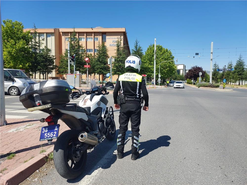 Kayseri Emniyeti ERÜ yerleşkesinde 90 adayı sınava yetiştirdi Kayseri Emniyeti ERÜ yerleşkesinde 90 adayı sınava yetiştirdi