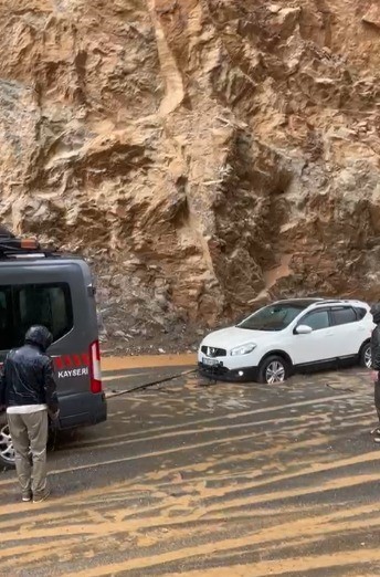 Kayseri'de heyelan nedeniyle yolda mahsur kalan araçlar kurtarıldı Kayseri'de heyelan nedeniyle yolda mahsur kalan araçlar kurtarıldı