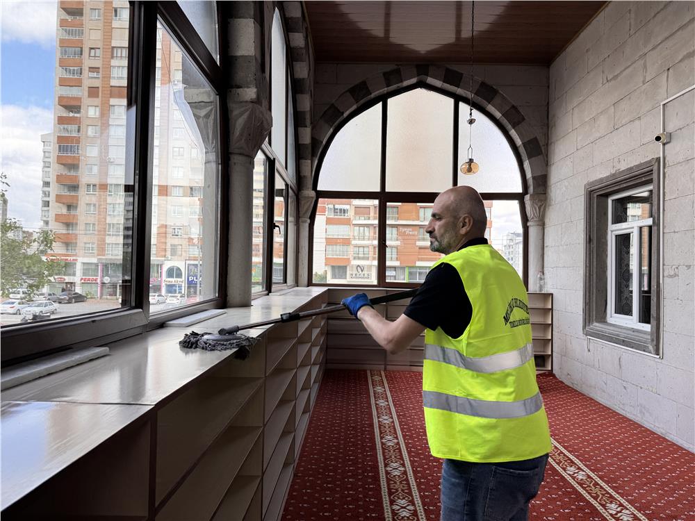 Melikgazi Belediyesi’nden bayram öncesi kapsamlı cami ve mezarlık temizliği Melikgazi Belediyesi’nden bayram öncesi kapsamlı cami ve mezarlık temizliği