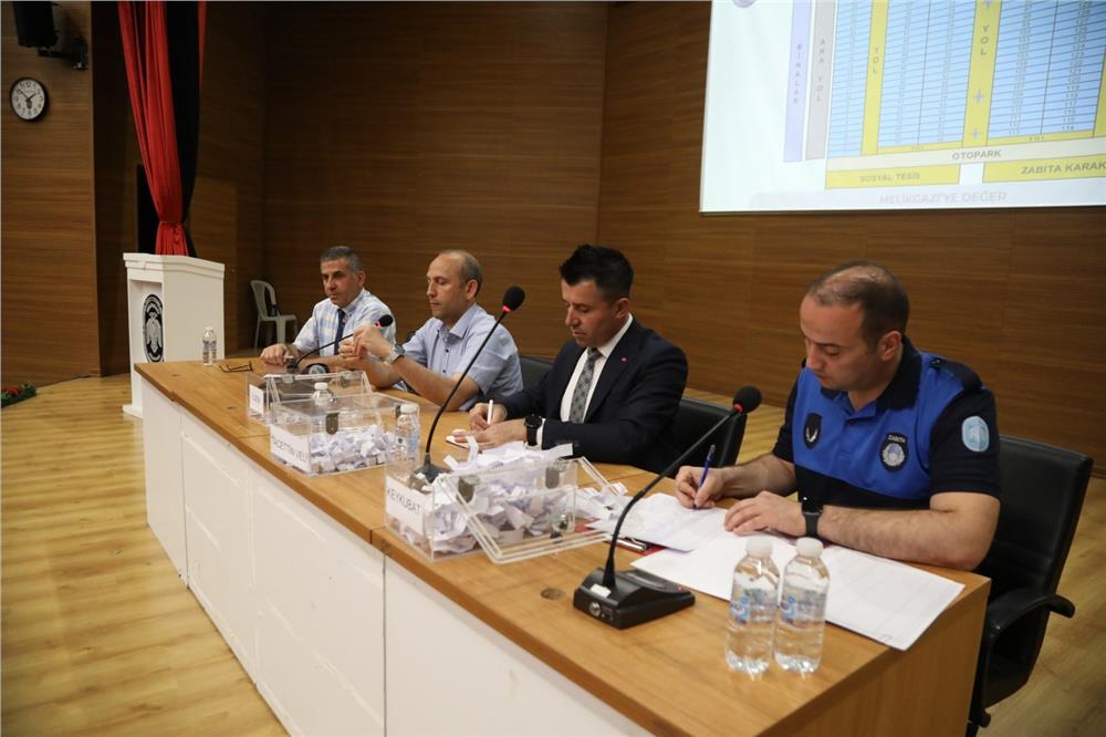Melikgazi Köy Pazarı'nda yer alacak esnafın yerleri kura ile belirlendi Melikgazi Köy Pazarı'nda yer alacak esnafın yerleri kura ile belirlendi