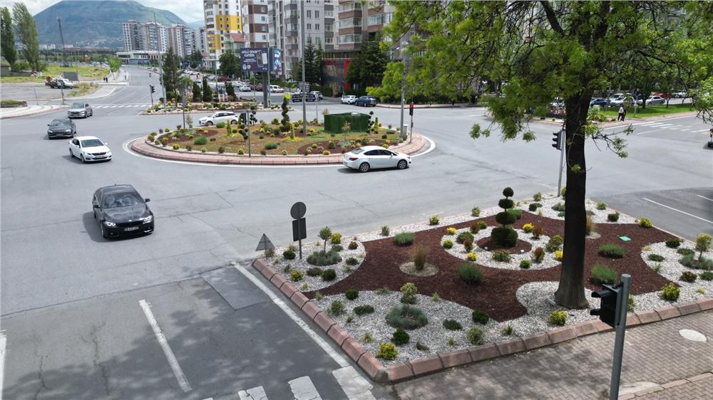 Melikgazi'de kavşak ve refüjler beğeni topladı Melikgazi'de kavşak ve refüjler beğeni topladı