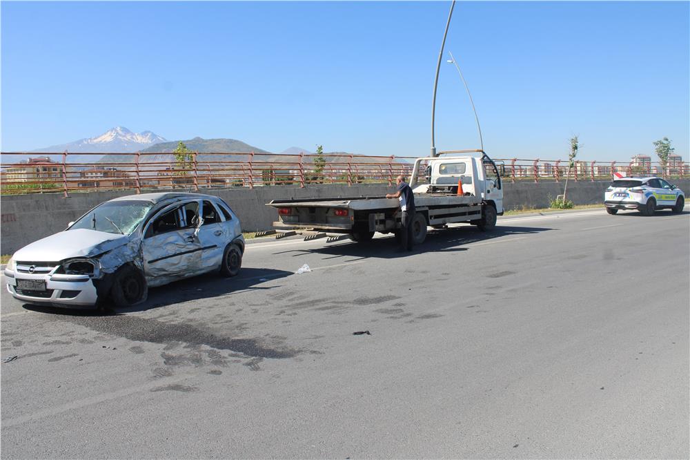 Otomobil direğe çarptı, hamile kadın ve bebeği öldü Otomobil direğe çarptı, hamile kadın ve bebeği öldü