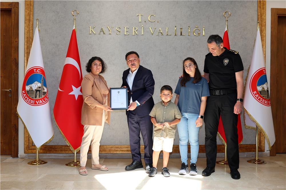 Şehit Birol'un ailesine 'Şehadet Belgesi' teslim edildi Şehit Birol'un ailesine 'Şehadet Belgesi' teslim edildi