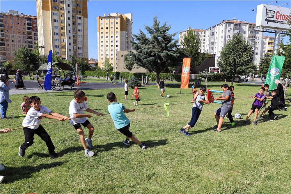 Talas Belediyesi’nden çocuklara karne hediyesi Talas Belediyesi’nden çocuklara karne hediyesi