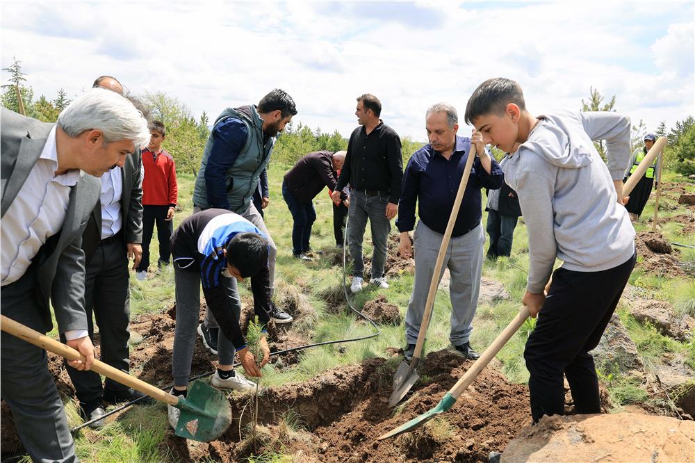 Talaslı çocuklar, Süleymanlı'da geleceğe umut fidanı dikti Talaslı çocuklar, Süleymanlı'da geleceğe umut fidanı dikti