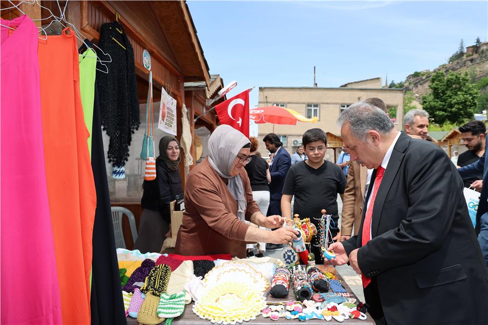 Talas’ta bu pazar Maharetli Eller var Talas’ta bu pazar Maharetli Eller var