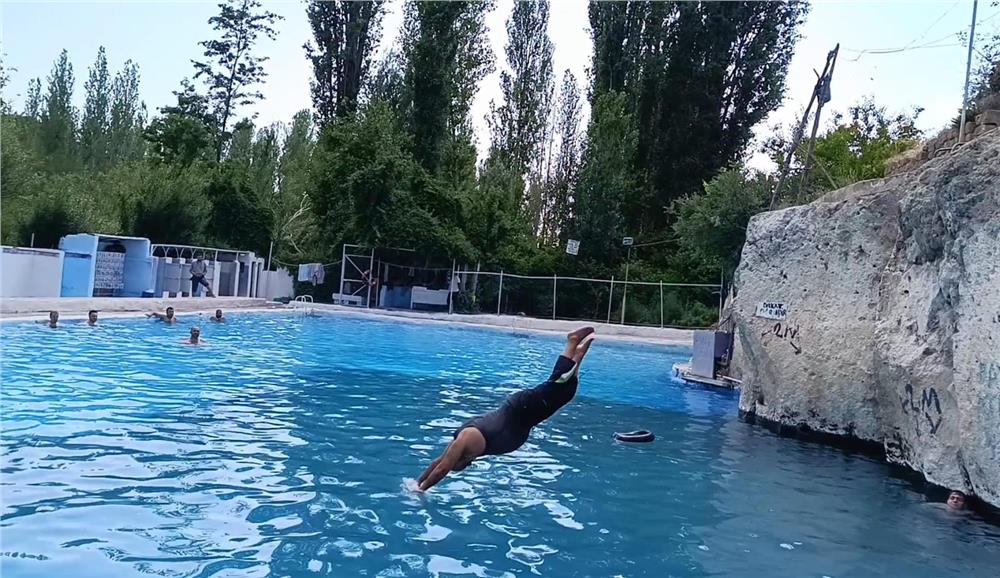 Tarihi Keşişin Havuzu serinletiyor Tarihi Keşişin Havuzu serinletiyor