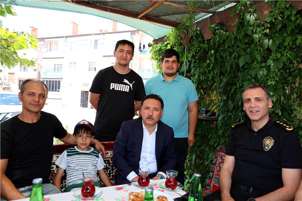 Vali Çiçek, mahalle ziyaretlerine devam ediyor Vali Çiçek, mahalle ziyaretlerine devam ediyor