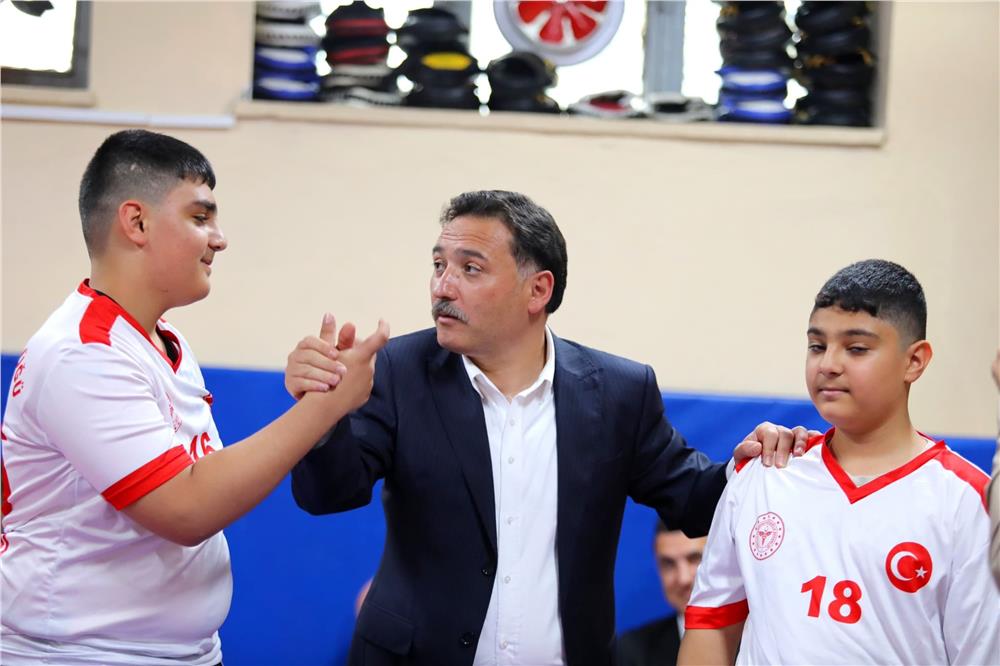 Vali Çiçek’ten Erva Sağlık Spor Kulübü’ne ziyaret Vali Çiçek’ten Erva Sağlık Spor Kulübü’ne ziyaret