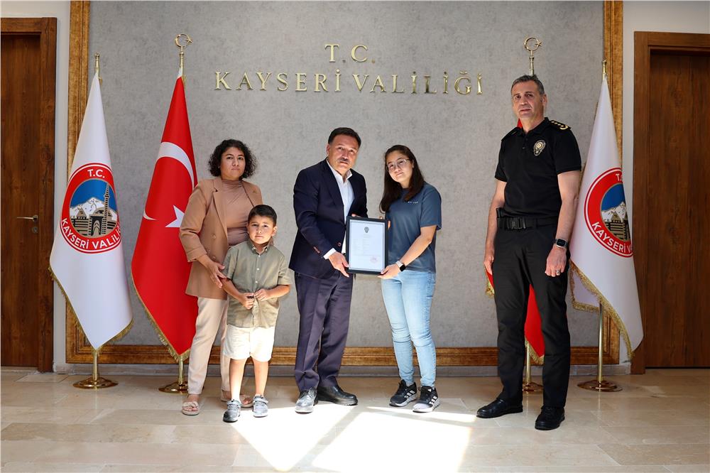 Vali ve emniyet müdürü şehit çocuğuyla futbol oynadı Vali ve emniyet müdürü şehit çocuğuyla futbol oynadı