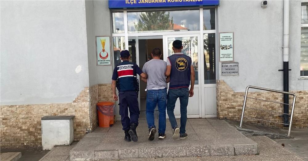 Kayseri'de aranan şüpheli jandarma tarafında yakalandı Kayseri'de aranan şüpheli jandarma tarafında yakalandı