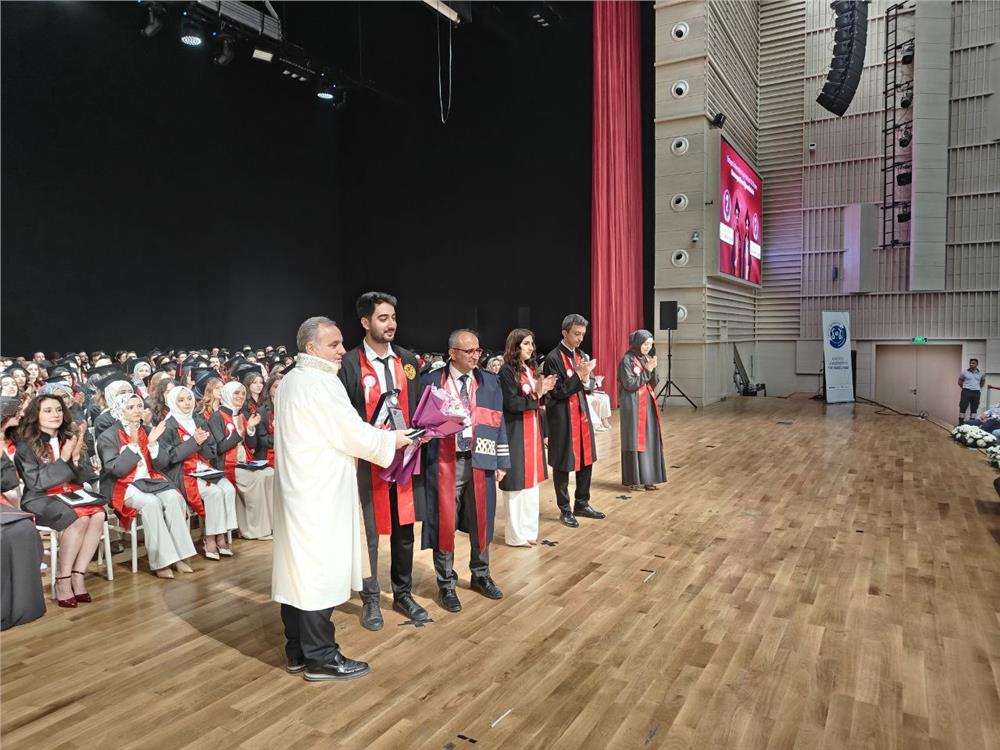 AK Parti'li vekil kızının diplomasını kendi elleriyle verdi AK Parti'li vekil kızının diplomasını kendi elleriyle verdi