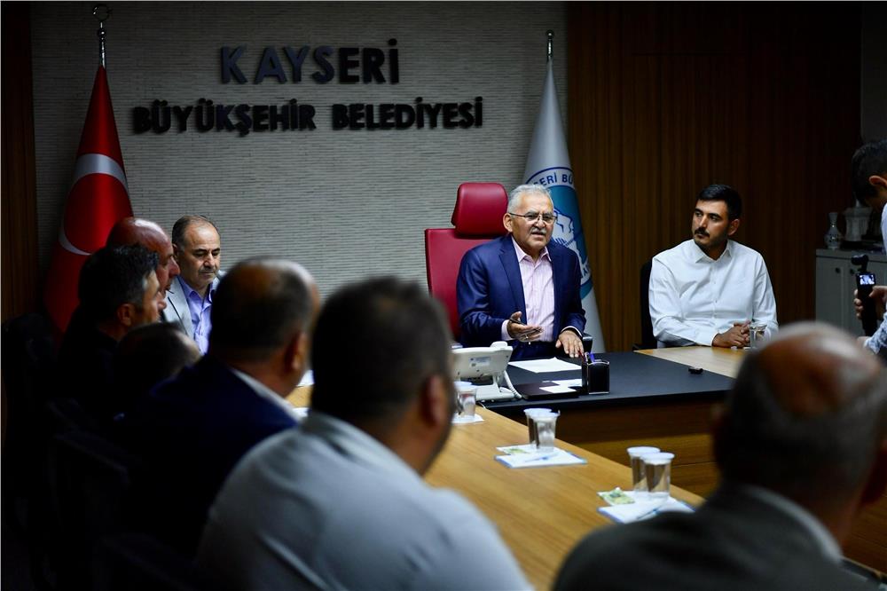 Başkan Büyükkılıç; Sarız’ın mahalle muhtarlarını büyükşehirde konuk etti