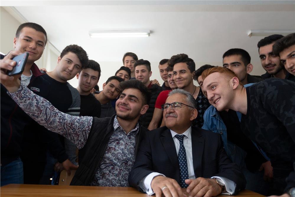 Başkan Büyükkılıç, üniversite adaylarını Kayseri'ye davet etti Başkan Büyükkılıç, üniversite adaylarını Kayseri'ye davet etti