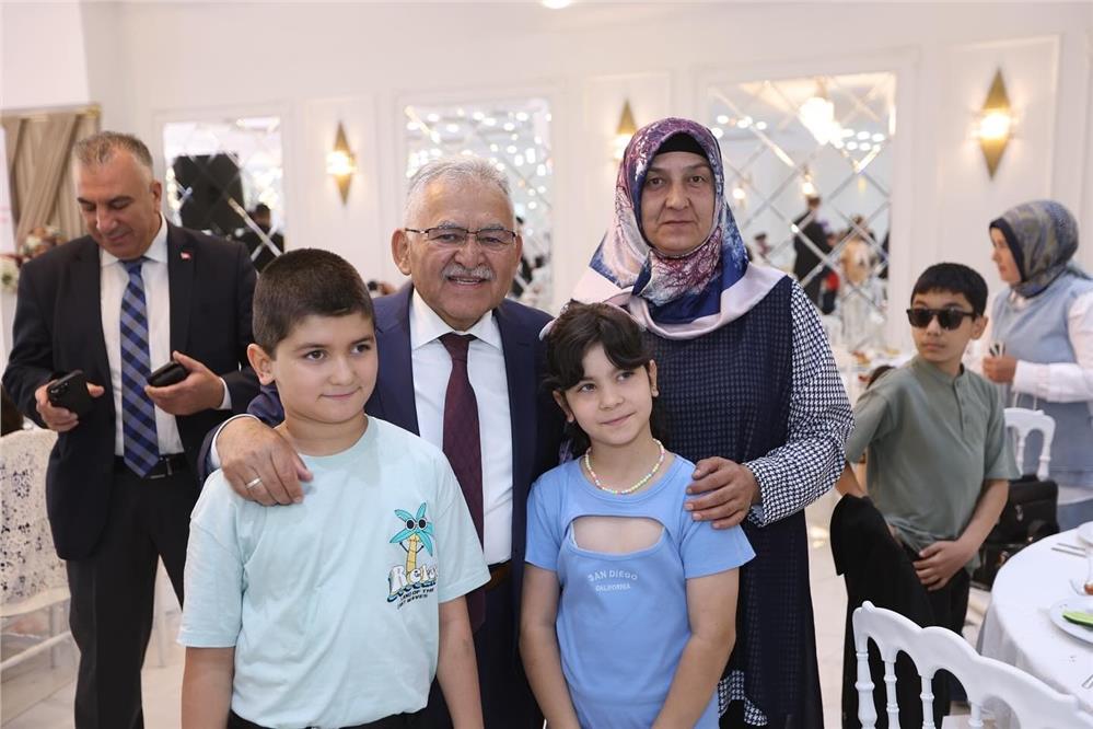 Başkan Büyükkılıç, yetim ve özel çocuklarla buluştu Başkan Büyükkılıç, yetim ve özel çocuklarla buluştu
