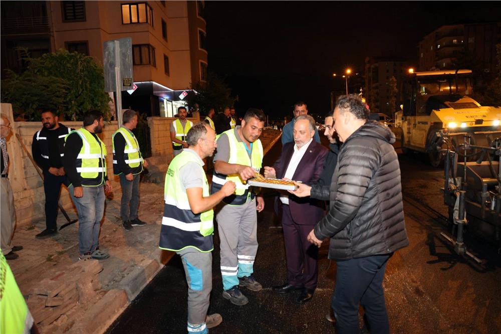 Başkan Yalçın gece mesaisinde: Talas’ta asfalt mesaisi aralıksız sürüyor Başkan Yalçın gece mesaisinde: Talas’ta asfalt mesaisi aralıksız sürüyor