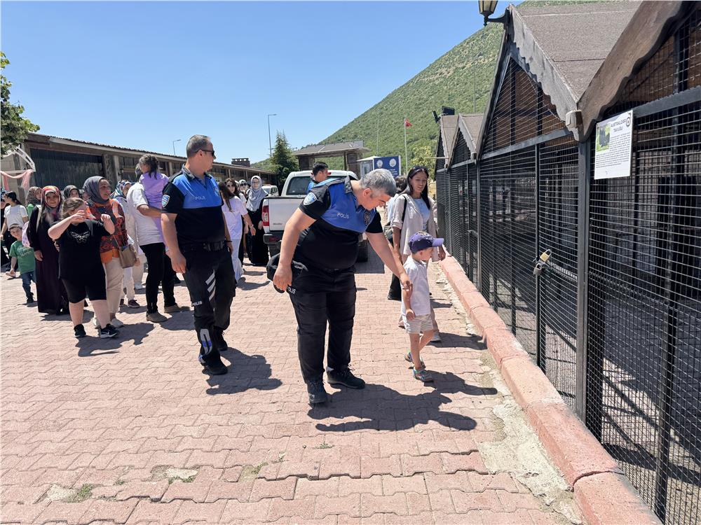 Büyükşehir Engelsiz Çocukevi’nin özel konukları, Atlı Polis Grup Amirliği’ne konuk oldu Büyükşehir Engelsiz Çocukevi’nin özel konukları, Atlı Polis Grup Amirliği’ne konuk oldu