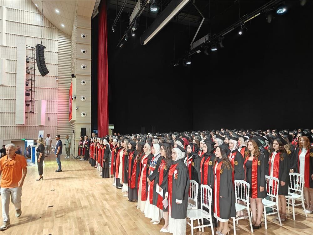 Erciyes Üniversitesi Tıp Fakültesi 51. dönem mezunlarını verdi Erciyes Üniversitesi Tıp Fakültesi 51. dönem mezunlarını verdi