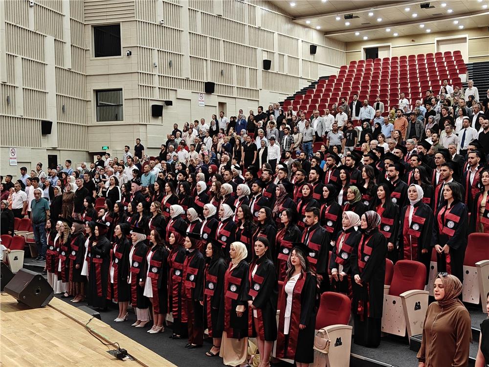ERÜ Eczacılık Fakültesi 16. dönem mezunlarını verdi ERÜ Eczacılık Fakültesi 16. dönem mezunlarını verdi