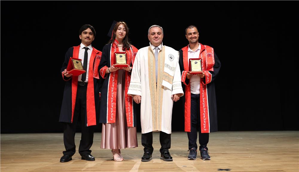 ERÜ Edebiyat Fakültesi mezuniyet sevinci ERÜ Edebiyat Fakültesi mezuniyet sevinci