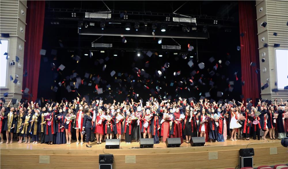 ERÜ Sağlık Hizmetleri Meslek Yüksekokulu 34. Dönem mezunlarını verdi