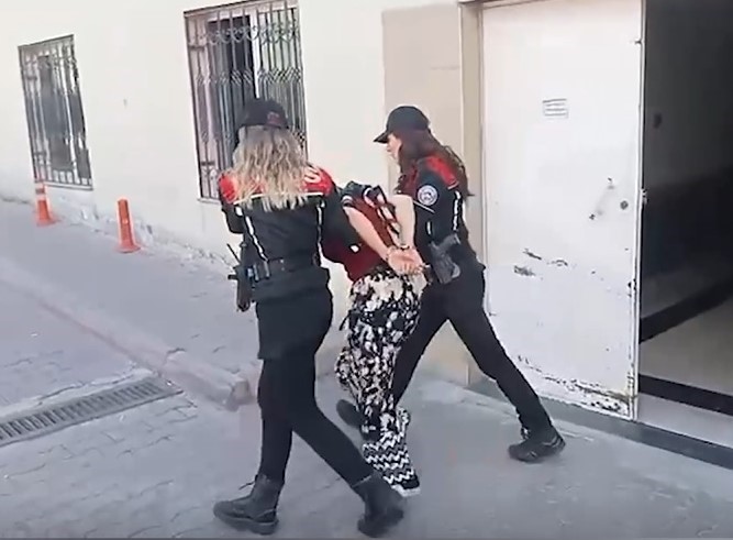 Hırsızlıktan aranan kadınlar yakalandı Hırsızlıktan aranan kadınlar yakalandı
