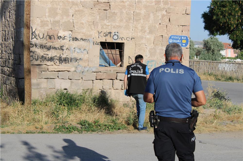Husumetli iki grup arasında bıçaklı kavga 1'i ağır 4 yaralı Husumetli iki grup arasında bıçaklı kavga 1'i ağır 4 yaralı