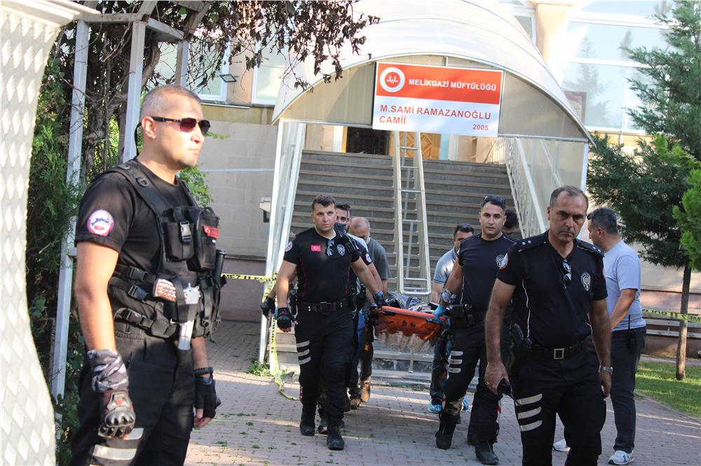Husumetlisini namaz kılarken boğazını keserek öldürdü Husumetlisini namaz kılarken boğazını keserek öldürdü
