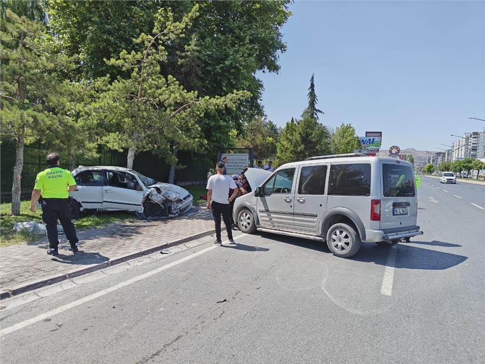 Karşı yola geçen otomobil 2 araca ve trafoya çarptı: 1 yaralı Karşı yola geçen otomobil 2 araca ve trafoya çarptı: 1 yaralı