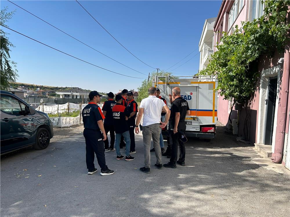 Kayıp çocuk ekipler tarafından sağ olarak bulundu Kayıp çocuk ekipler tarafından sağ olarak bulundu