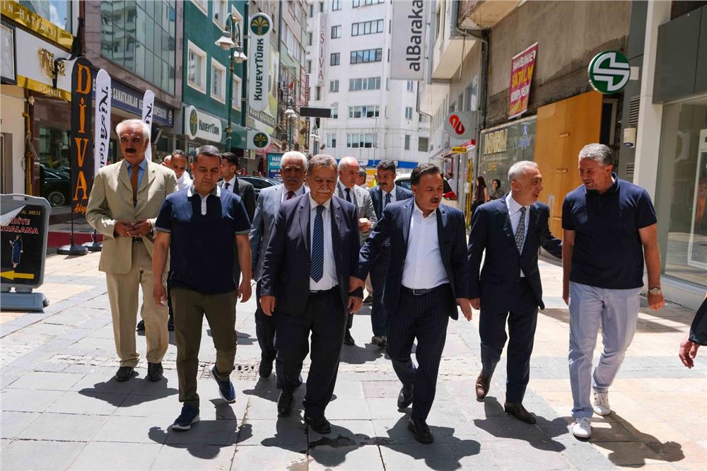 Kayseri Protokolünden Esnaf ve Sanatkârlara Yoğun İlgi Kayseri Protokolünden Esnaf ve Sanatkârlara Yoğun İlgi