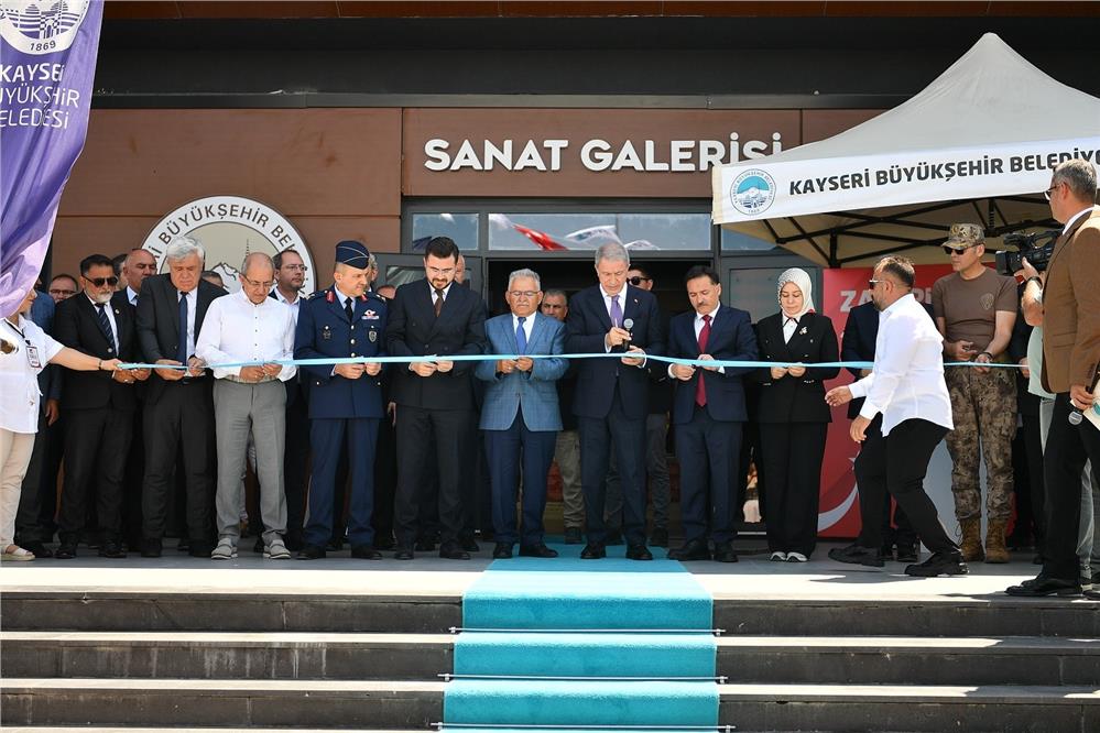 Kayseri Büyükşehir, 15 Temmuz’un ruhunu sanatla anlattı: Zaferin Adı Türkiye sergisi açıldı Kayseri Büyükşehir, 15 Temmuz’un ruhunu sanatla anlattı: Zaferin Adı Türkiye sergisi açıldı
