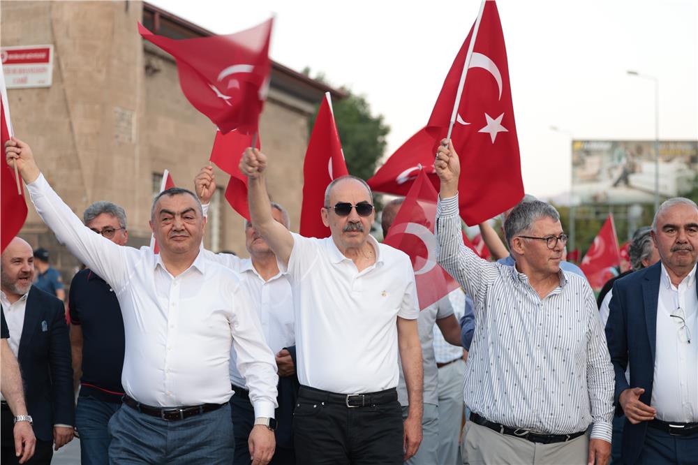 Kayseri iş dünyası milletin zaferini Cumhuriyet Meydanı'nda sahiplenmeye devam etti Kayseri iş dünyası milletin zaferini Cumhuriyet Meydanı'nda sahiplenmeye devam etti