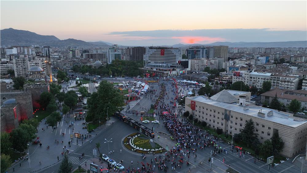Kayseri'de 15 Temmuz'da vatandaşlar Cumhuriyet Meydanı'nı doldurdu Kayseri'de 15 Temmuz'da vatandaşlar Cumhuriyet Meydanı'nı doldurdu