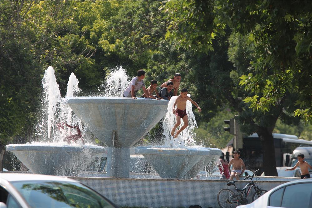 Kayseri'de hava sıcaklığı 40'ı aştı, vatandaş serinlemenin yollarını aradı Kayseri'de hava sıcaklığı 40'ı aştı, vatandaş serinlemenin yollarını aradı