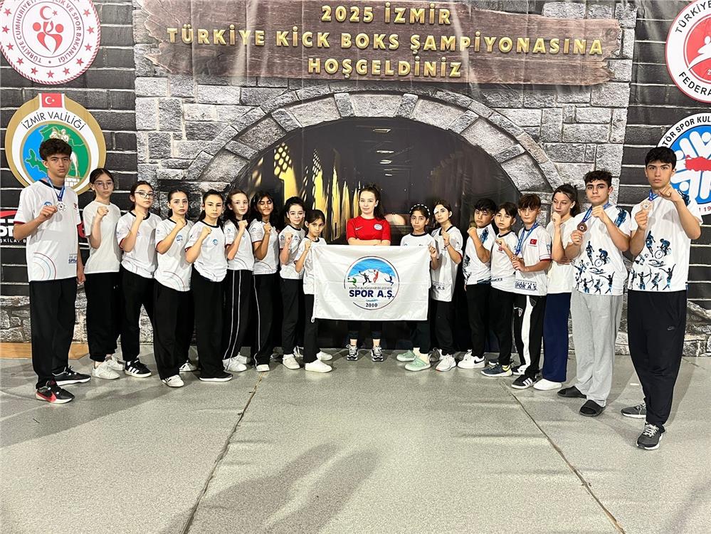 Kayserili minik Kick Boks sporcuları 4 madalya ile döndü Kayserili minik Kick Boks sporcuları 4 madalya ile döndü