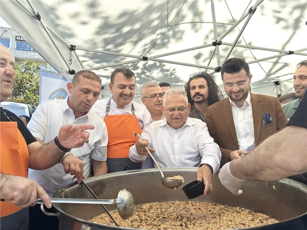 Lokantacılar Odası'ndan 10 bin kişiye aşure Lokantacılar Odası'ndan 10 bin kişiye aşure