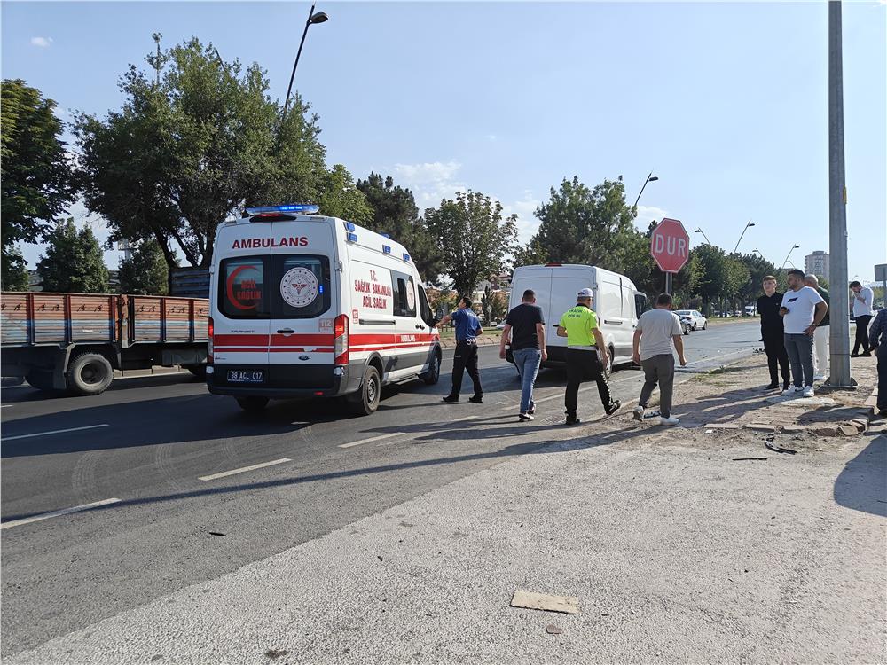 Minibüs kamyona arkadan çarptı: 1 yaralı Minibüs kamyona arkadan çarptı: 1 yaralı