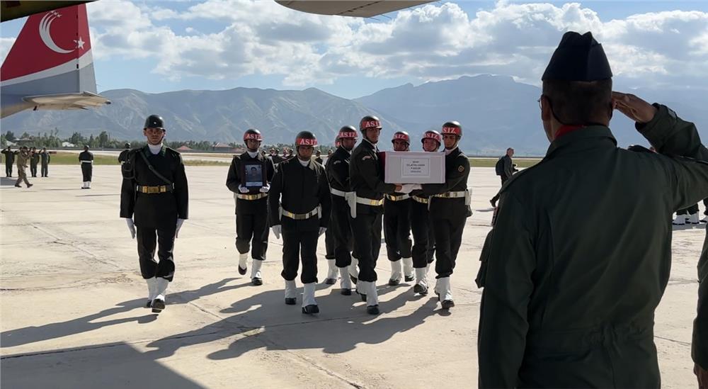 Pençe-Kilit Harekatı bölgesinde şehit olan 6 asker törenle memleketlerine uğurlandı Pençe-Kilit Harekatı bölgesinde şehit olan 6 asker törenle memleketlerine uğurlandı