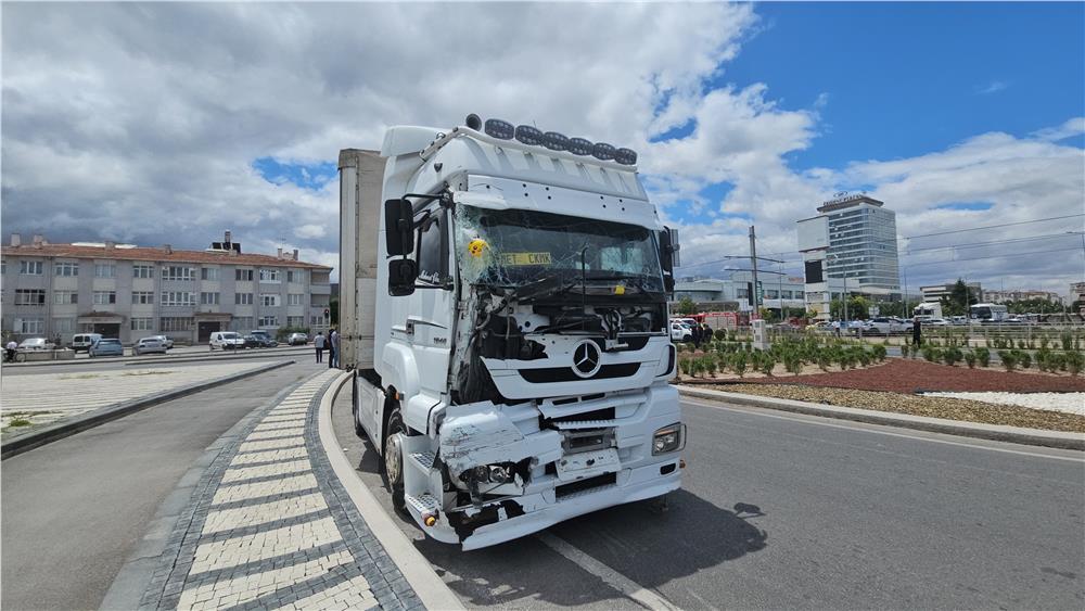 Tır halk otobüsüne ve otomobile çarptı: 8 yaralı Tır halk otobüsüne ve otomobile çarptı: 8 yaralı