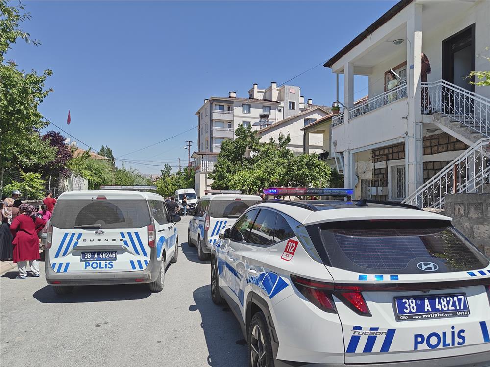 Üvey kızını ağır yaraladıktan sonra intihar etti Üvey kızını ağır yaraladıktan sonra intihar etti