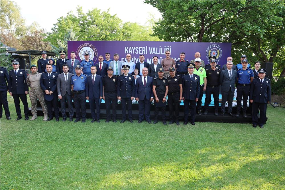 Vali Çicek, Rütbe Terfi ve Ödül Töreni'ne katıldı Vali Çicek, Rütbe Terfi ve Ödül Töreni'ne katıldı