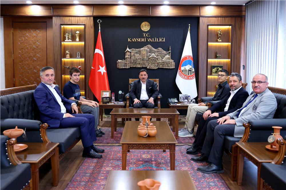 Vali Çiçek, YKS’de dereceye giren öğrencileri makamında kabul etti