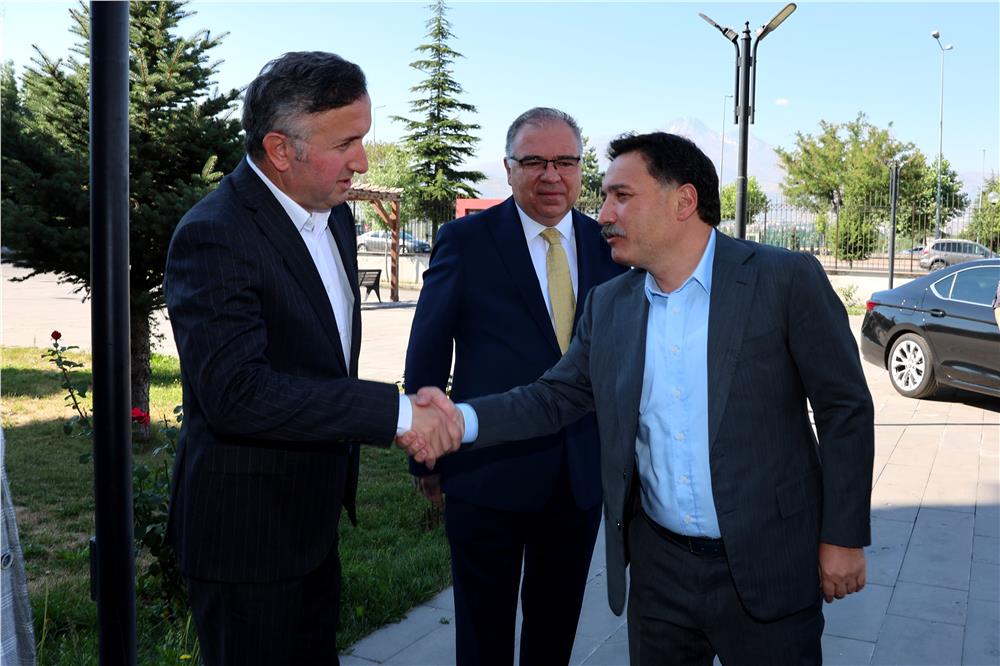 Vali Çiçek’ten İl Millî Eğitim Müdürlüğü’ne ziyaret Vali Çiçek’ten İl Millî Eğitim Müdürlüğü’ne ziyaret