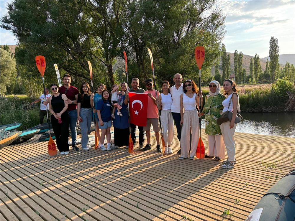 Zamantı Irmağı’nda şehit yakınları ve gaziler ücretsiz kanoya bindirildi Zamantı Irmağı’nda şehit yakınları ve gaziler ücretsiz kanoya bindirildi