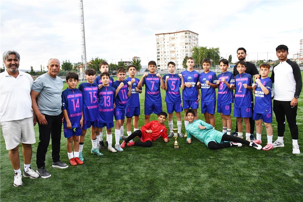 Zeki Akparlar FK, U12 Liginde de şampiyon oldu Zeki Akparlar FK, U12 Liginde de şampiyon oldu